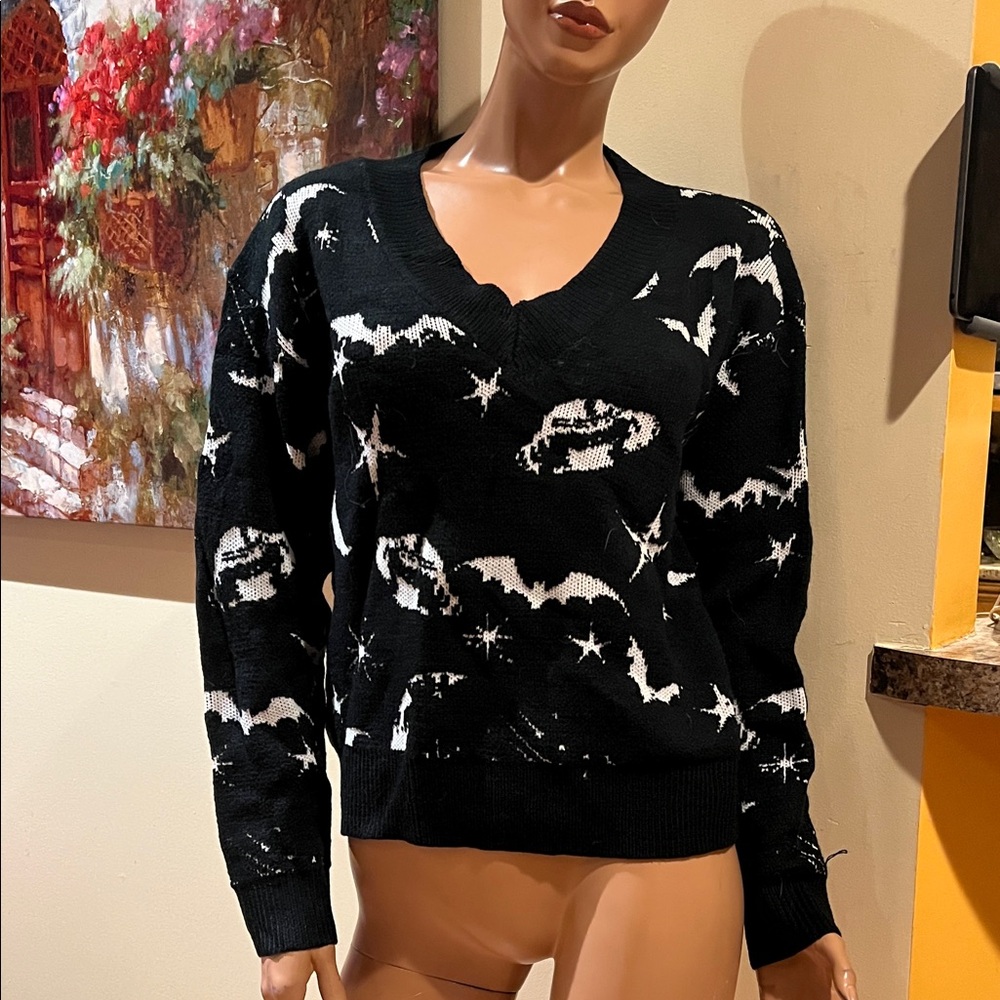 Black & White Bats  & stars V neck goth S Sweater nwot